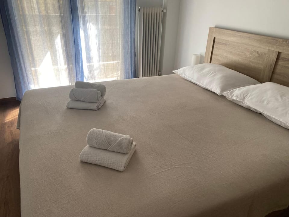 Bed, Photo of the whole room, Bedroom, towels