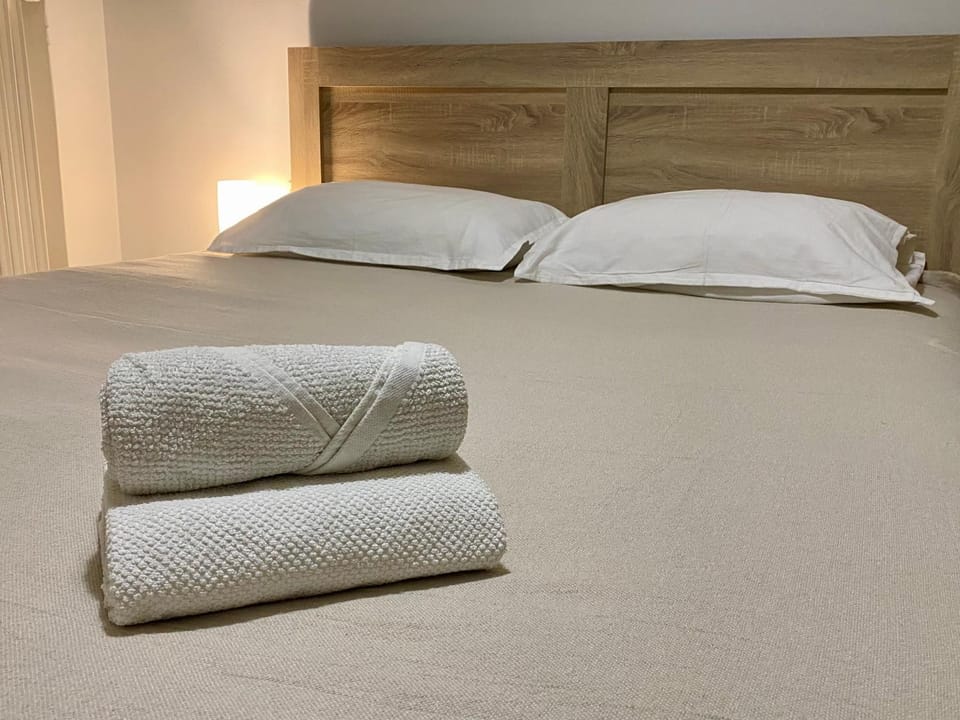 Bed, Photo of the whole room, Bedroom, towels