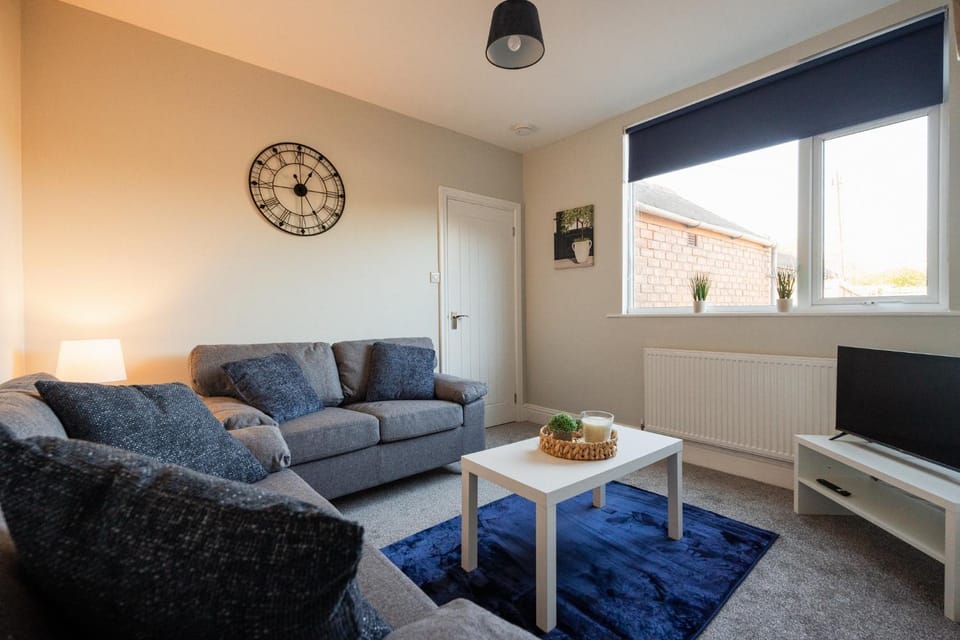 Communal lounge/ TV room, TV and multimedia, Living room, Seating area, Evening entertainment