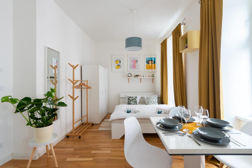 Bed, Dining area