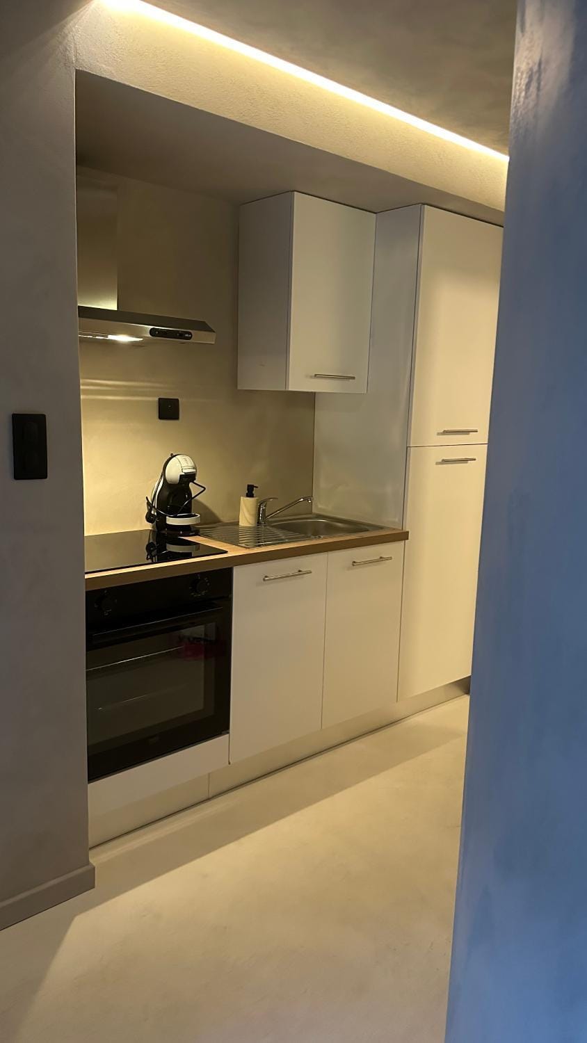 Coffee/tea facilities, Kitchen or kitchenette, microwave, oven, stove