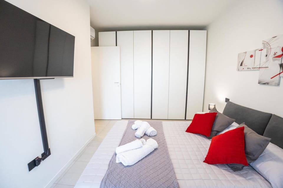Bed, TV and multimedia, Photo of the whole room, Decorative detail, Bedroom, furniture, towels, wardrobe