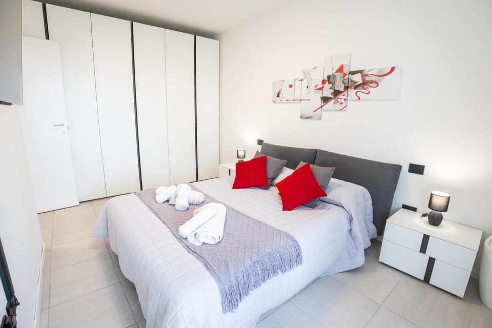 Bed, TV and multimedia, Photo of the whole room, Decorative detail, Bedroom, furniture, towels, wardrobe