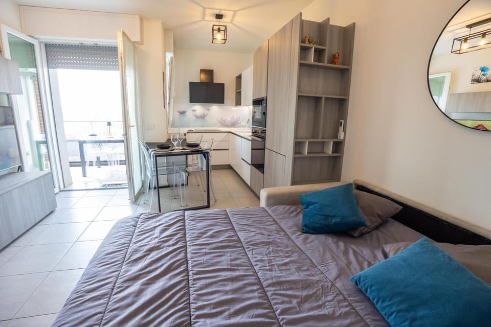 Bed, Balcony/Terrace, Kitchen or kitchenette, Living room, Photo of the whole room, Dining area, Bedroom, oven