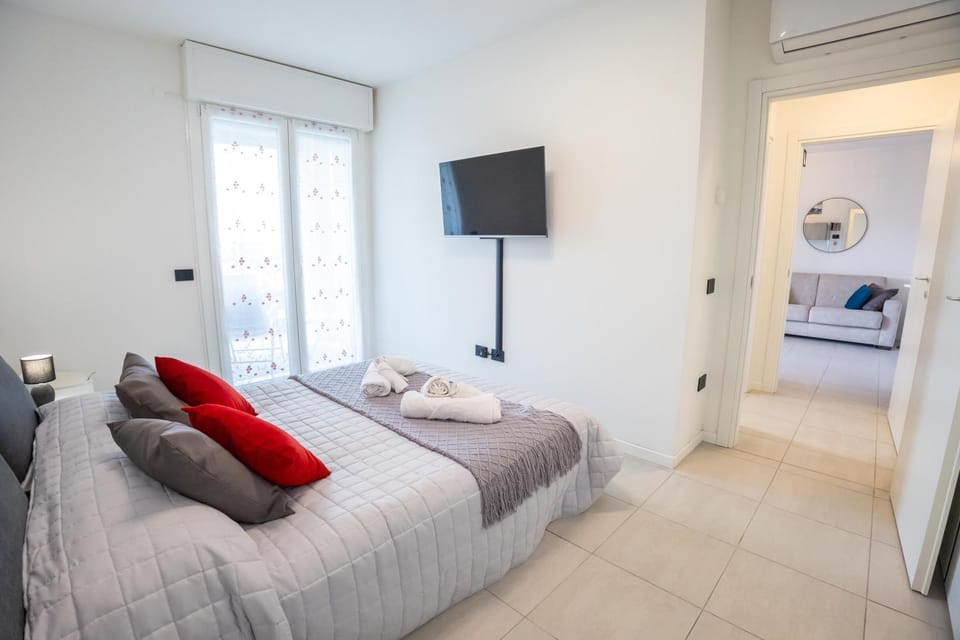 Bed, TV and multimedia, Photo of the whole room, Bedroom, towels, air conditioner
