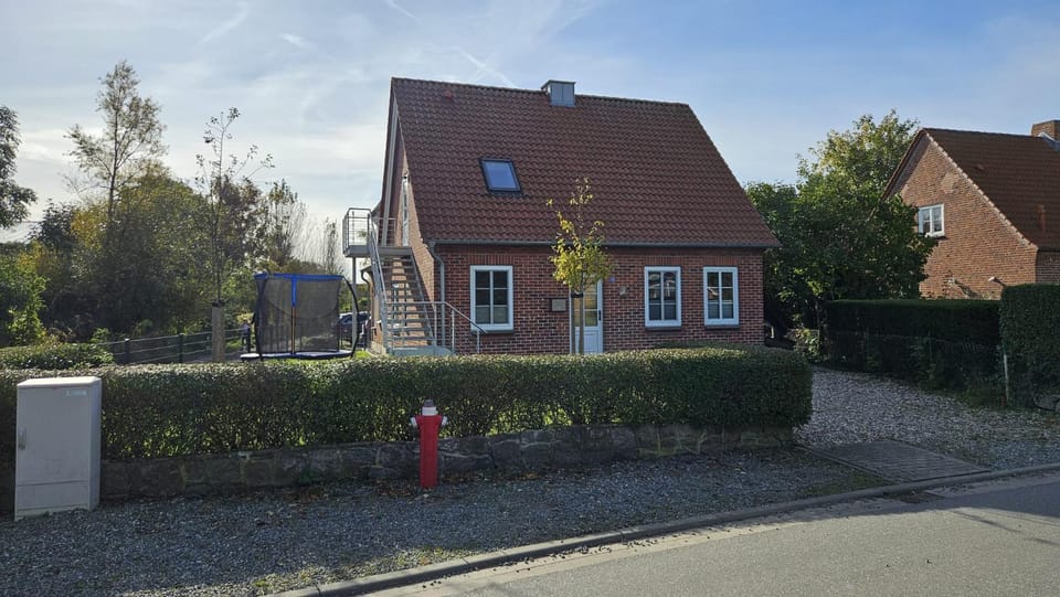 Property building, Garden, Garden view, Street view