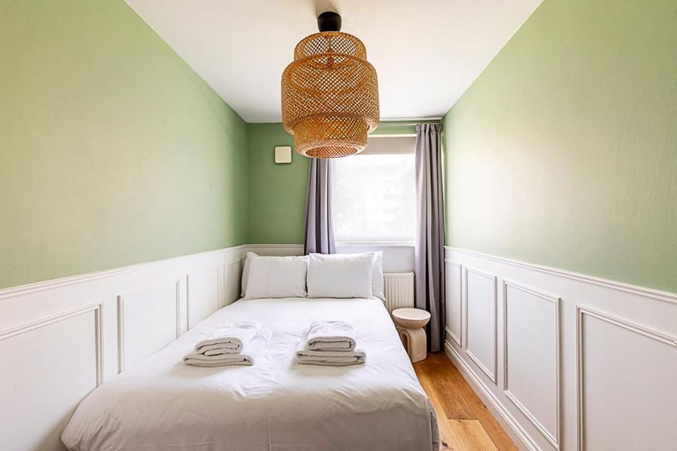 Stylish Islington Garden Flat Sleeps Four Apartment in London Borough of Islington