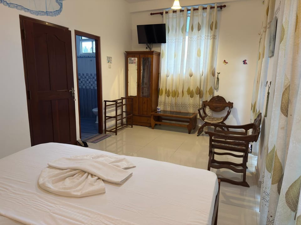 Photo of the whole room, Bedroom, towels