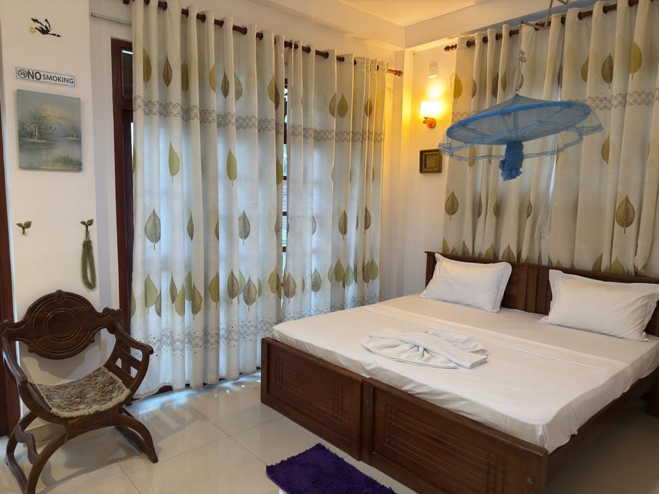 Photo of the whole room, Bedroom
