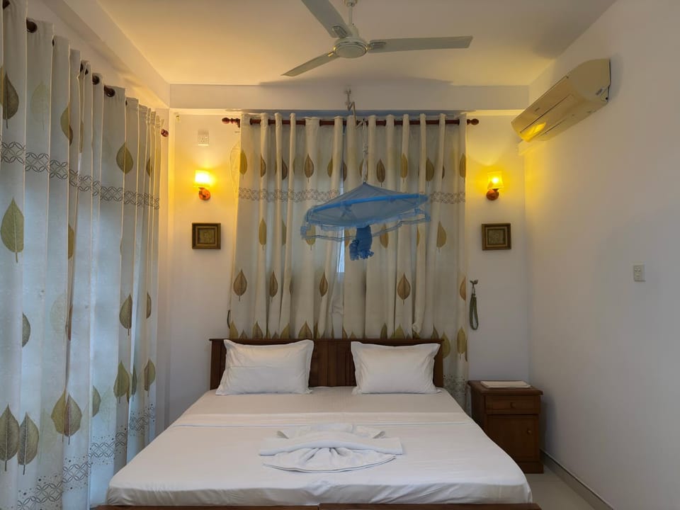 Photo of the whole room, Bedroom, air conditioner