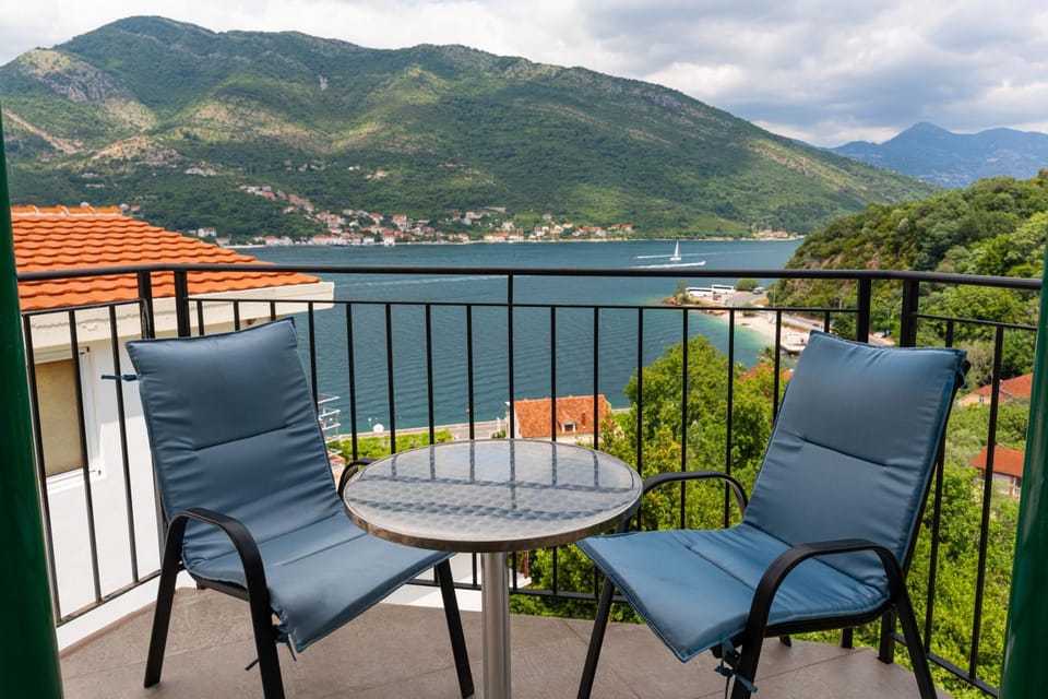View (from property/room), Mountain view, Sea view