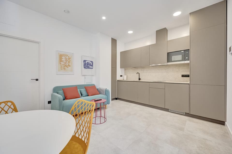 Kitchen or kitchenette, Living room, Seating area, Dining area, stove