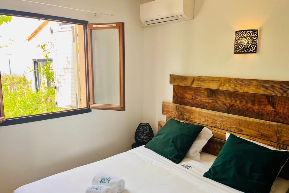 Bed, Bedroom, air conditioner
