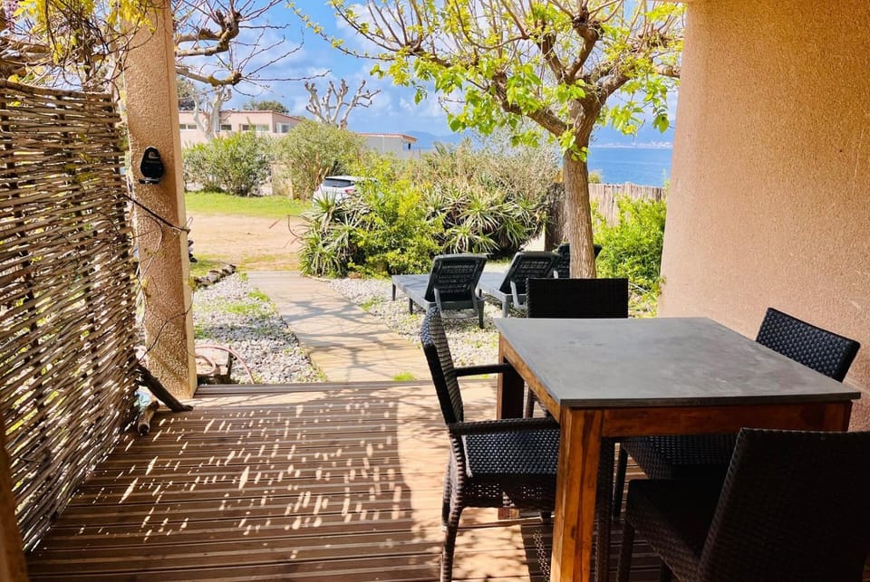 Natural landscape, View (from property/room), Balcony/Terrace, Dining area, Lake view, Sea view