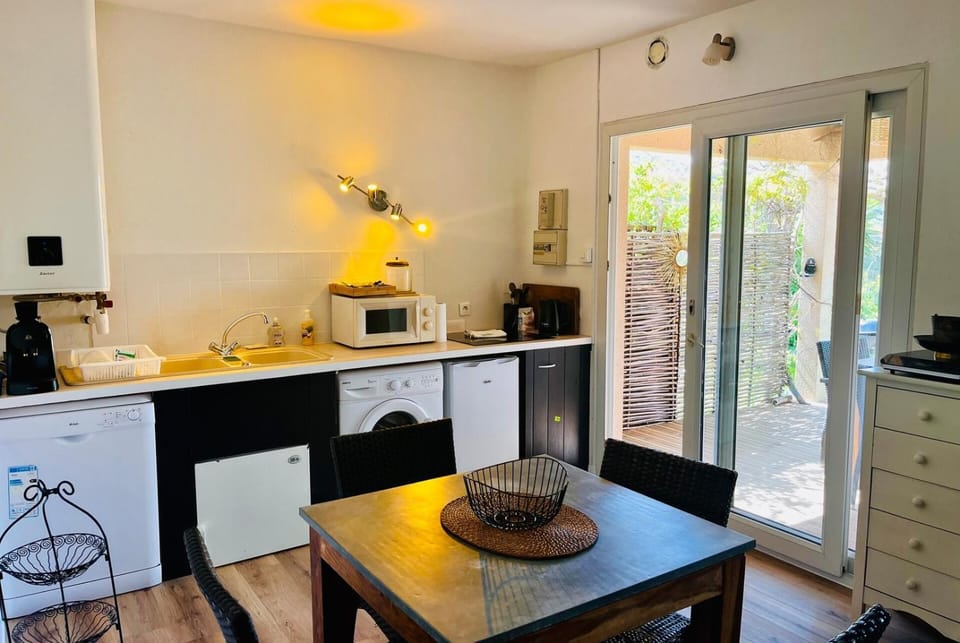 Kitchen or kitchenette, Dining area, stove, washing machine