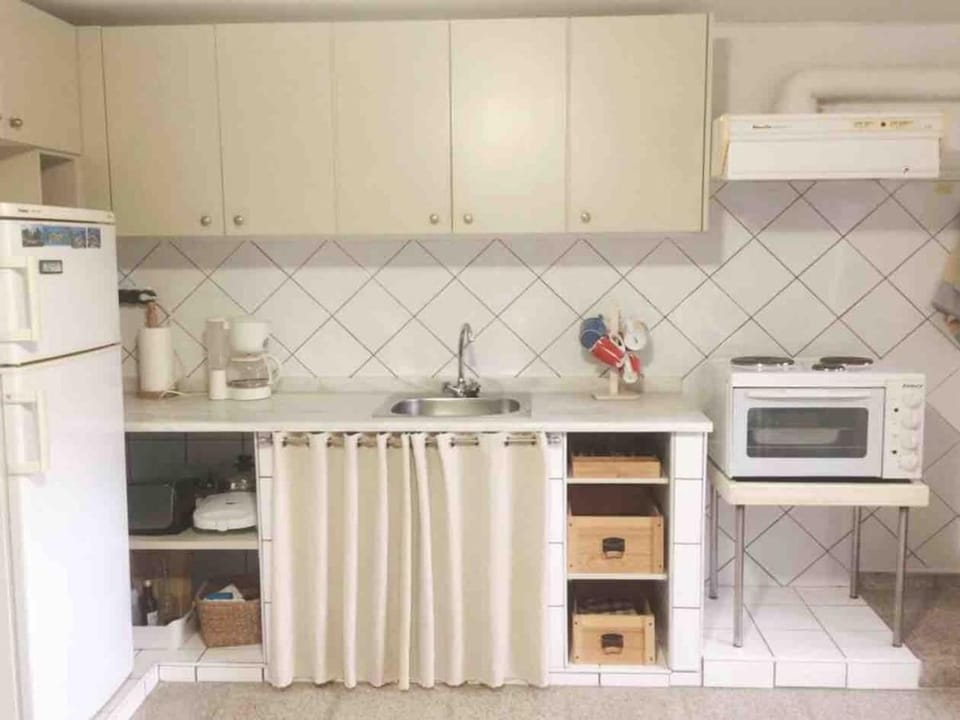 Coffee/tea facilities, Kitchen or kitchenette, oven, stove, toaster