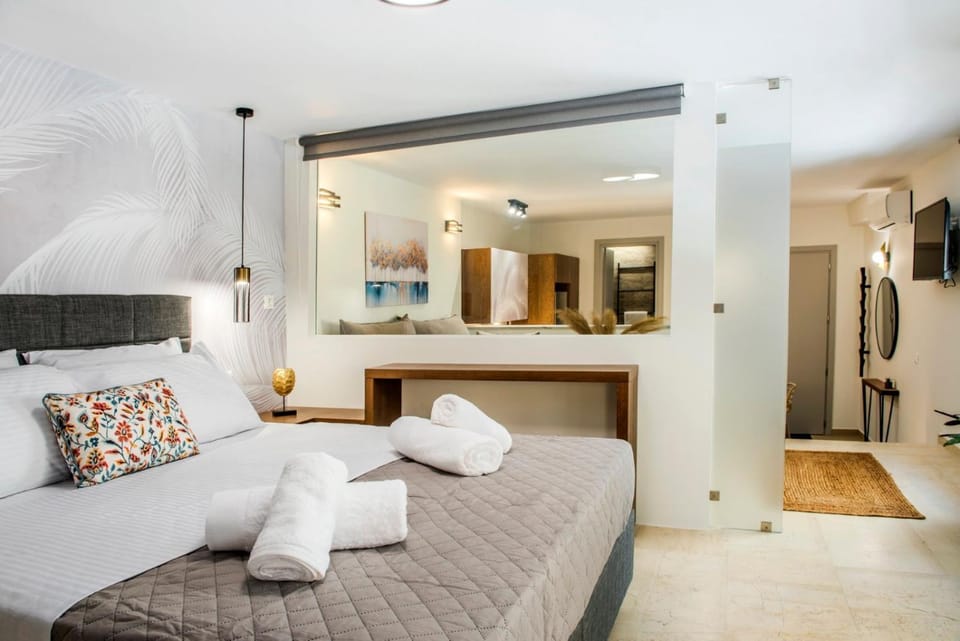 Bed, Photo of the whole room, Seating area, Bedroom