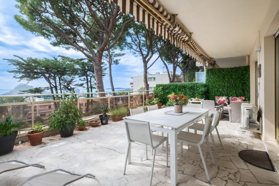 Property building, Balcony/Terrace, Living room
