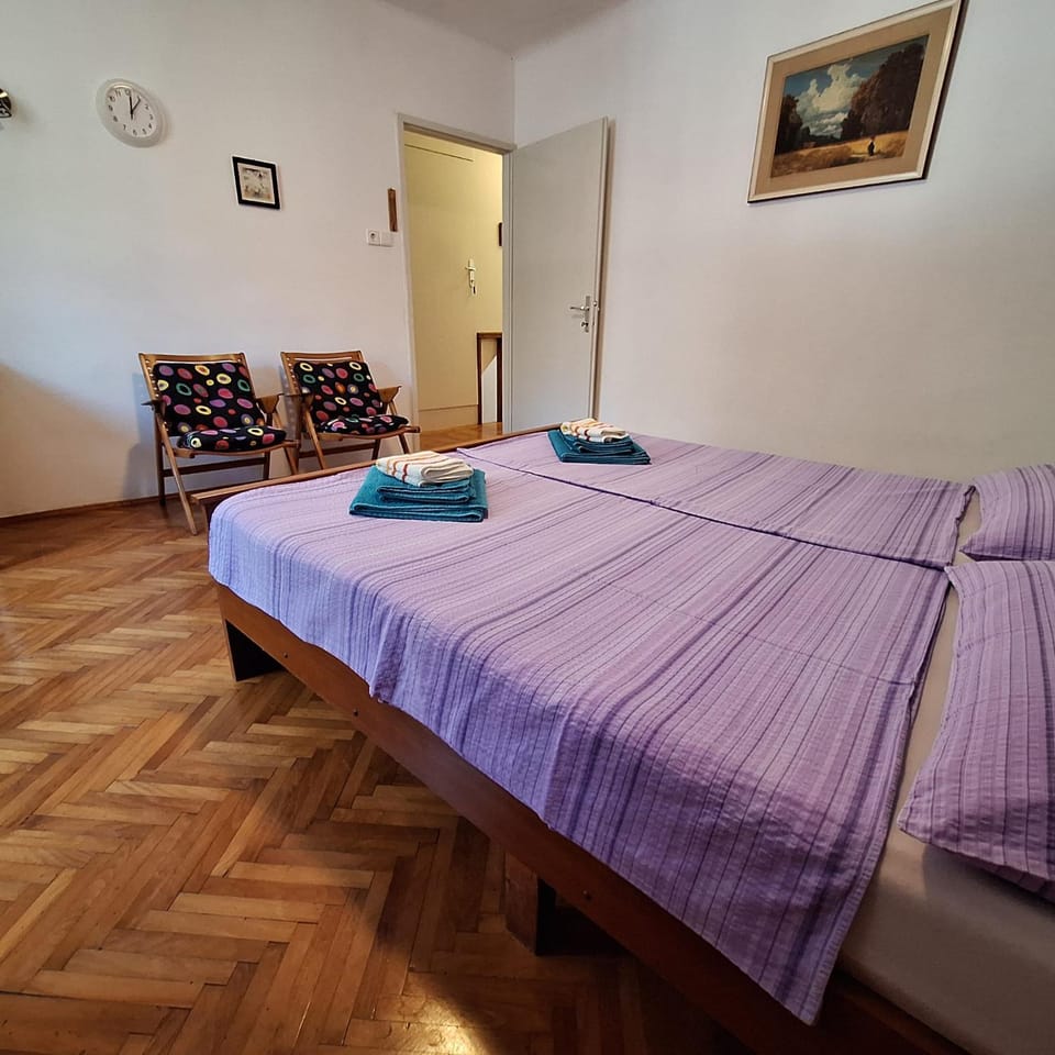 Bed, Bedroom, towels