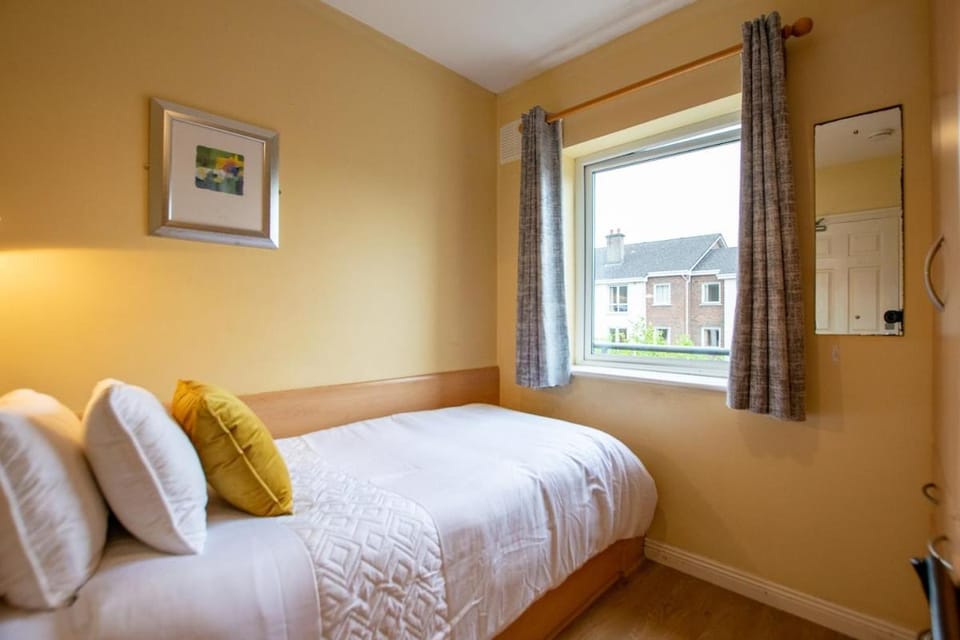 102 - Bright & Spacious Townhouse - Sleeps 5 - Parking House in Galway