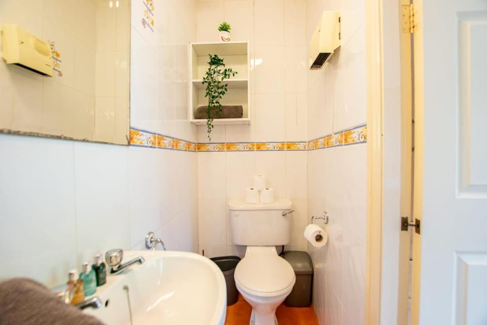 102 - Bright & Spacious Townhouse - Sleeps 5 - Parking House in Galway
