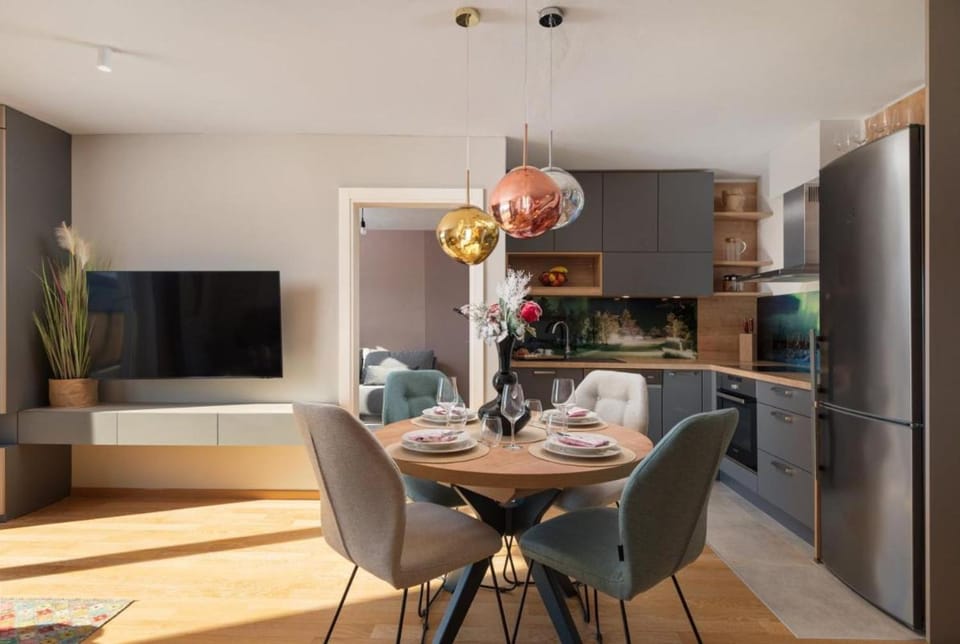 Restaurant/places to eat, kitchen