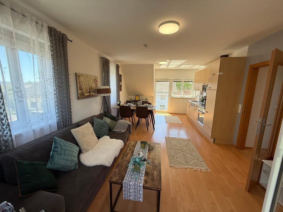 Kitchen or kitchenette, Living room, Seating area, Dining area, oven