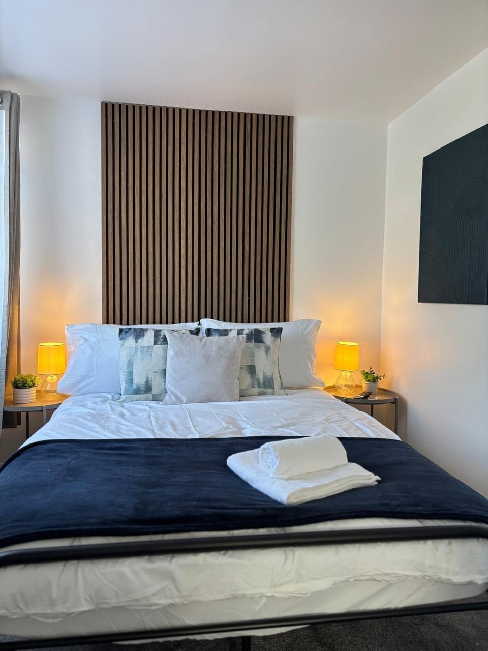 3 Double Beds Links to M6 & M5 Apartment in Walsall