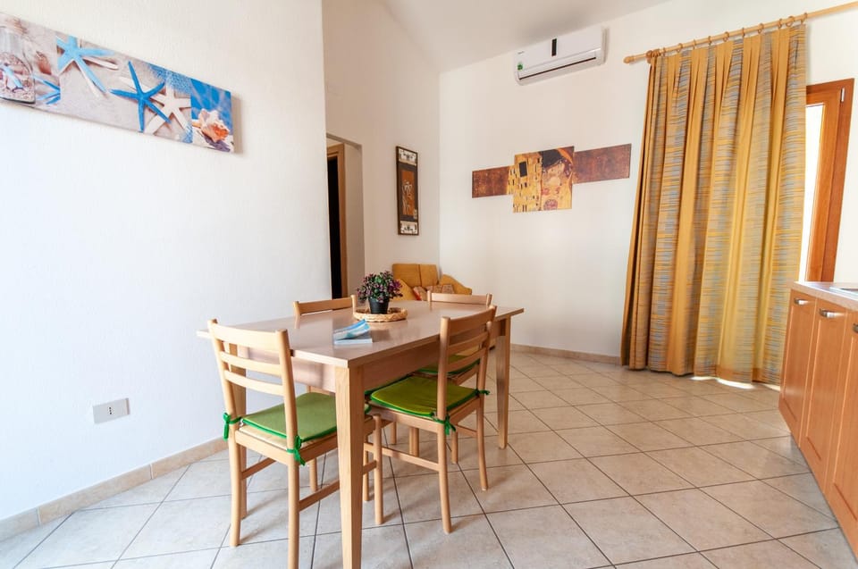 Living room, Seating area, Dining area, air conditioner