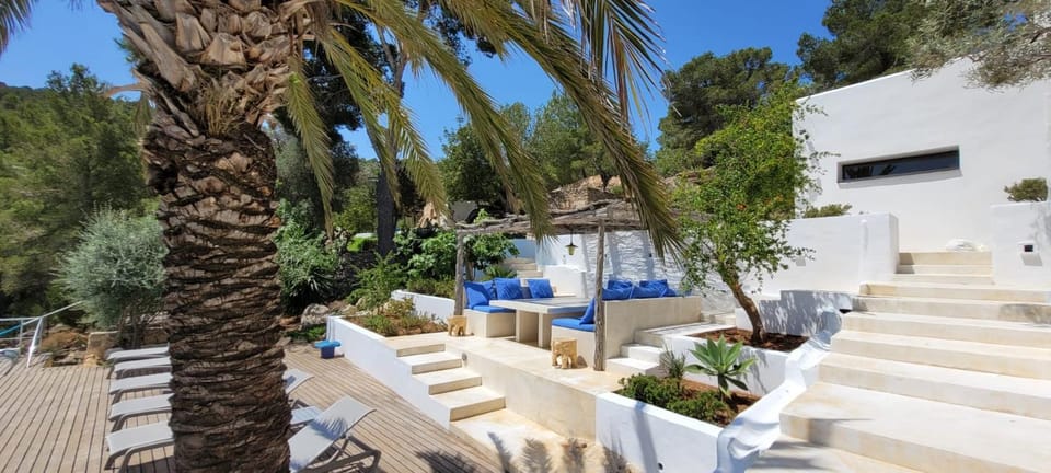 Property building, Patio, Day, Natural landscape, Garden, View (from property/room), Balcony/Terrace, Seating area, Garden view, sunbed