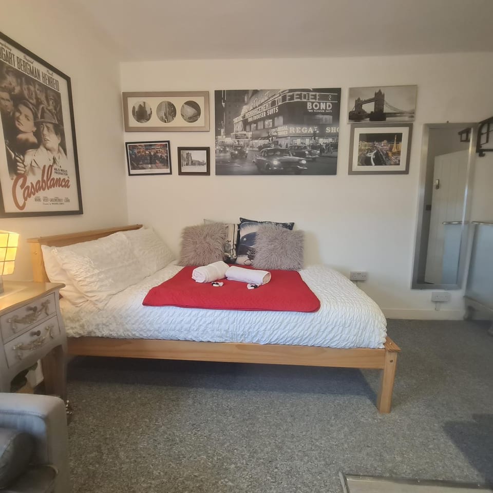Bed, Photo of the whole room, towels