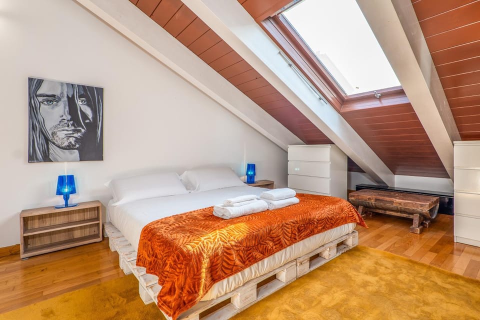 Bed, Photo of the whole room, Bedroom