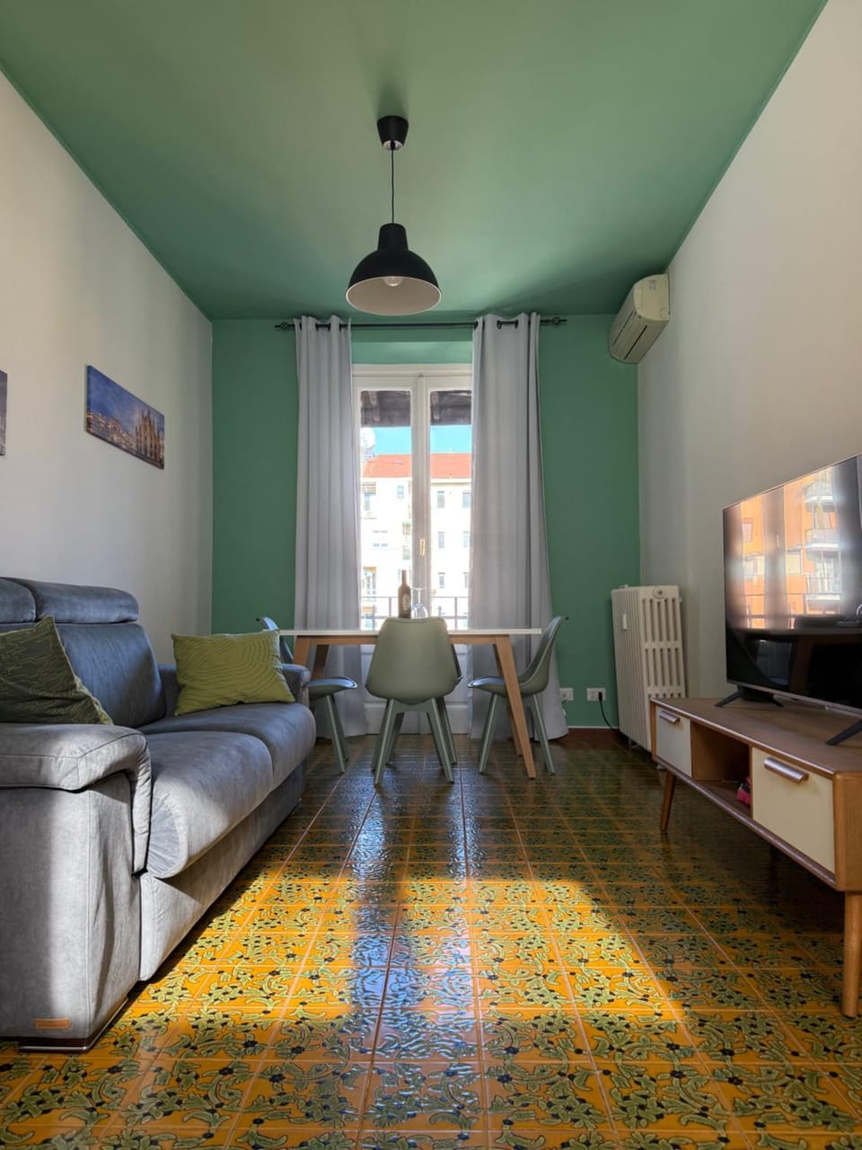 TV and multimedia, Living room, Seating area, Dining area