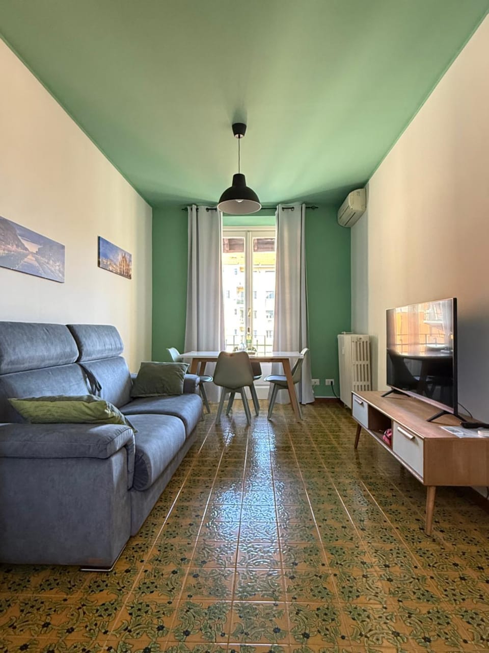 TV and multimedia, Living room, Seating area, Dining area