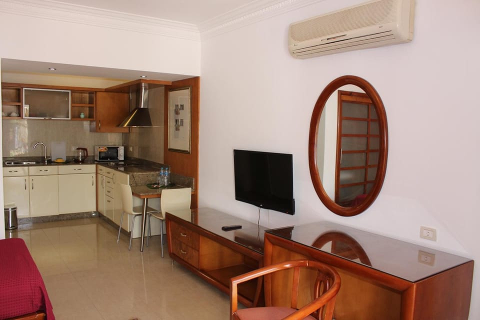 TV and multimedia, Seating area, Dining area, air conditioner