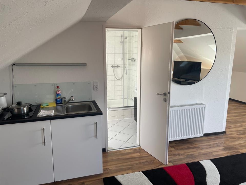 Weißes Apartmenthaus am Kanal Apartment in Emden