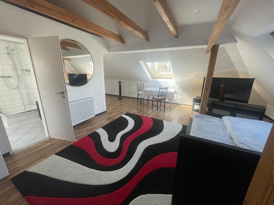 Weißes Apartmenthaus am Kanal Apartment in Emden