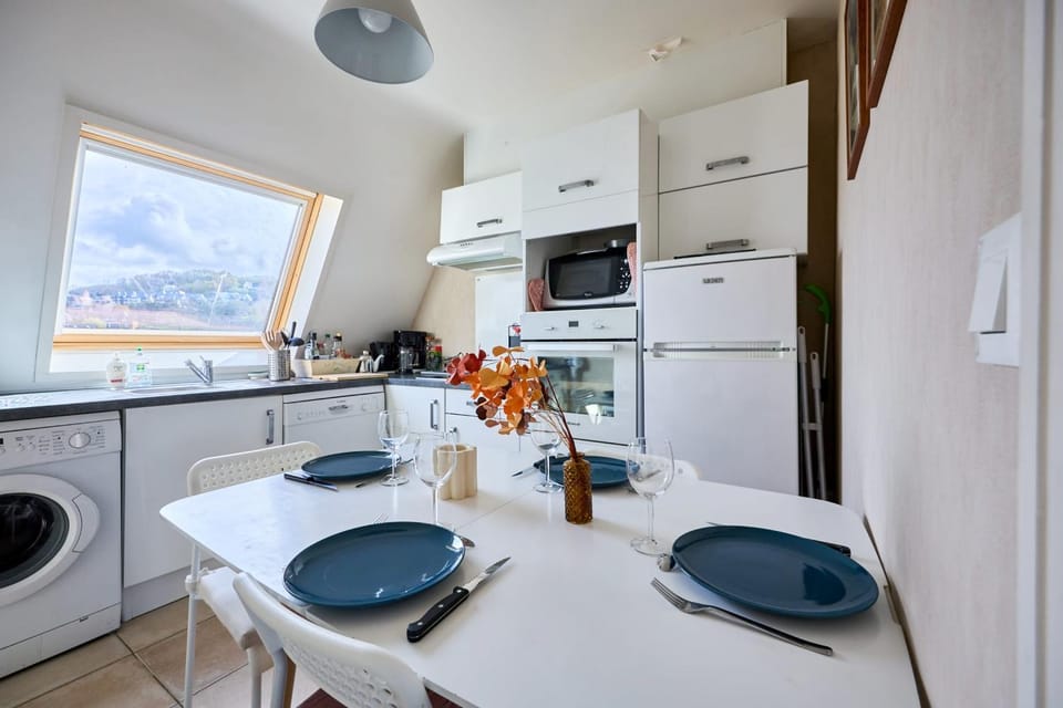 Kitchen or kitchenette, Dining area