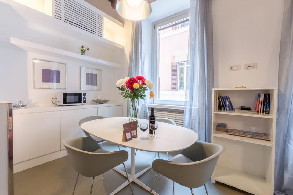 Dining area, minibar