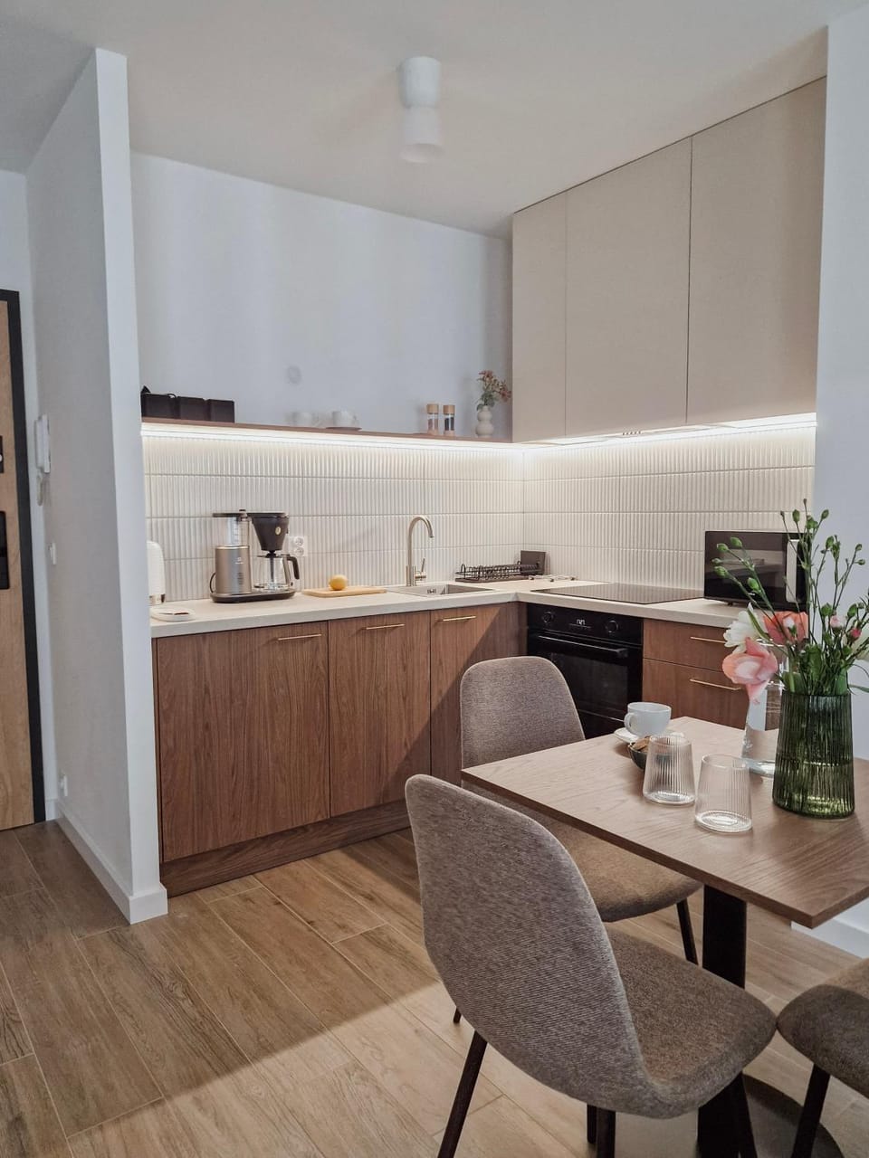 Coffee/tea facilities, Kitchen or kitchenette, Dining area