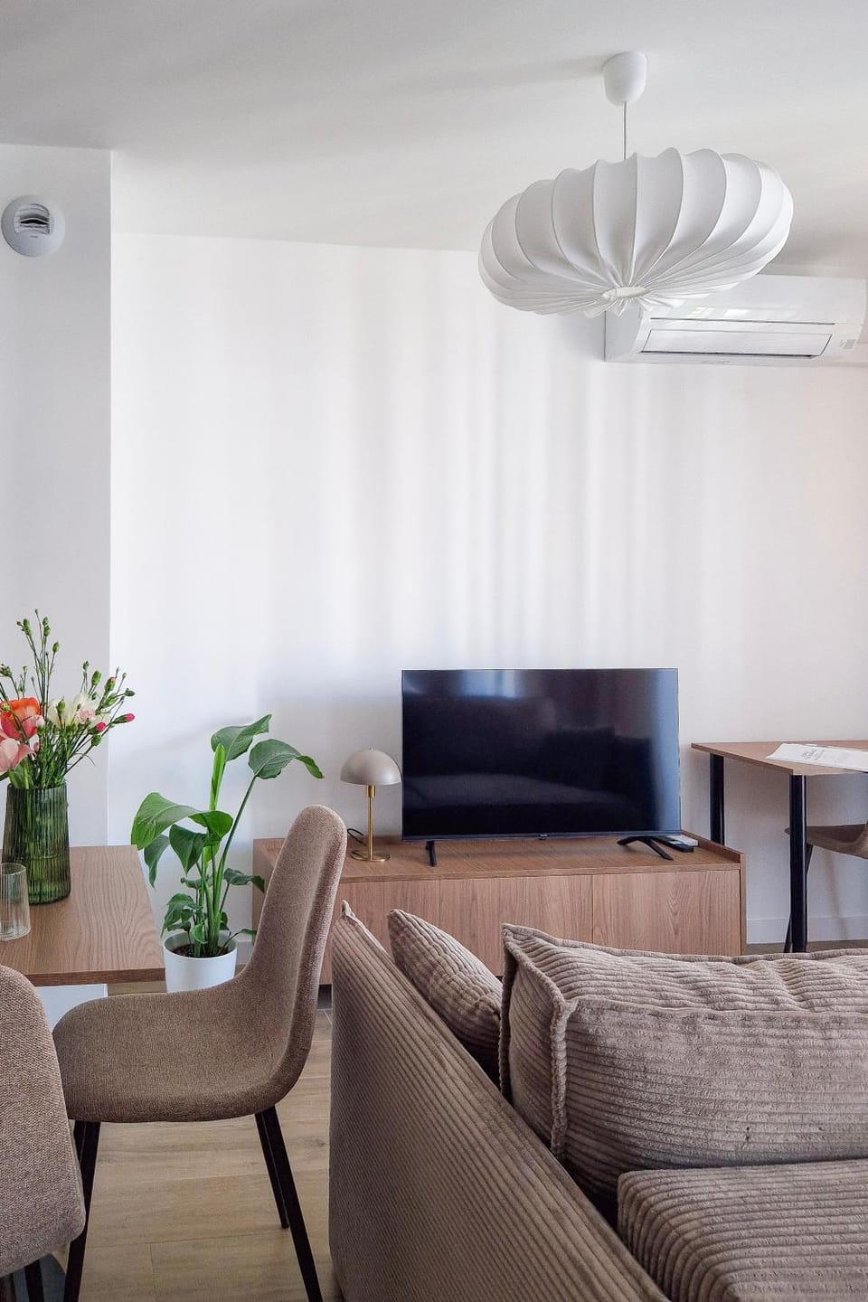 Communal lounge/ TV room, TV and multimedia, Living room, Seating area, Dining area, Evening entertainment