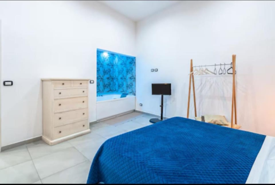 Bed, Hot Tub, Bedroom