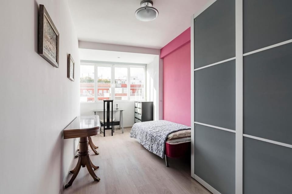 Precioso piso residencial muy luminoso, bien comunicado, de estancia temporal no turístico Apartment in Madrid