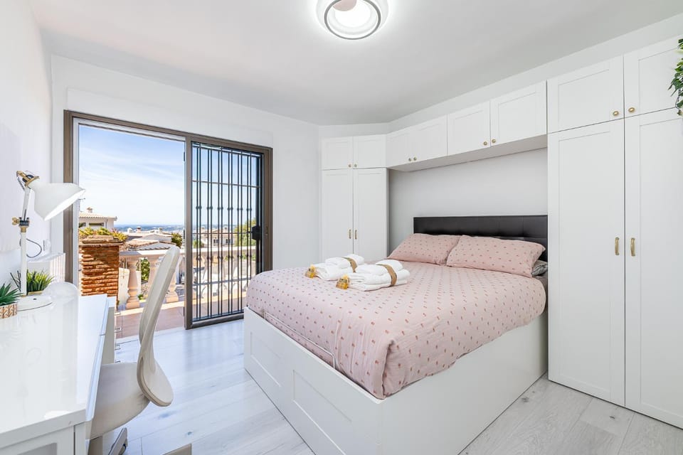797 HOLIDAY RENTALS -Estilosa Villa en Benalmadena para 10 Villa in Fuengirola