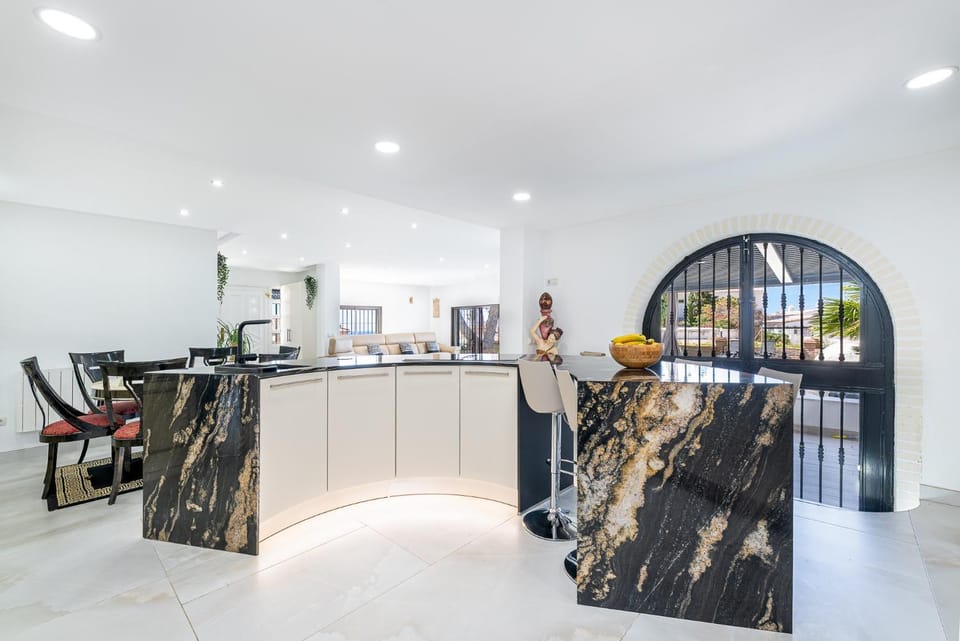 797 HOLIDAY RENTALS -Estilosa Villa en Benalmadena para 10 Villa in Fuengirola