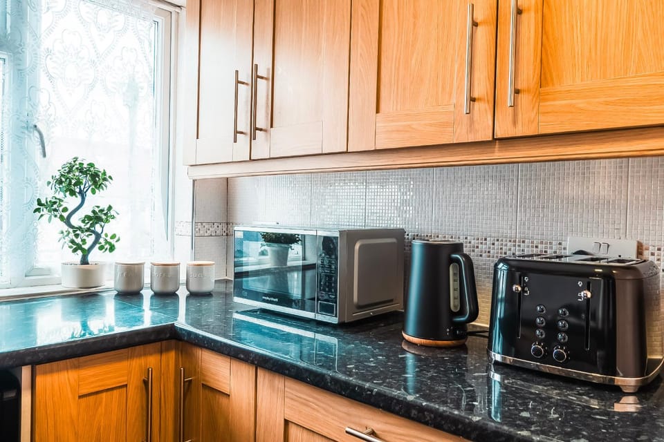 Coffee/tea facilities, Kitchen or kitchenette, stove, toaster