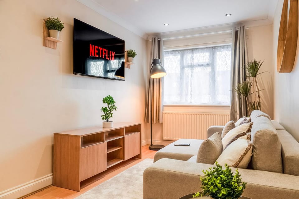 Communal lounge/ TV room, TV and multimedia, Living room, Seating area, Evening entertainment