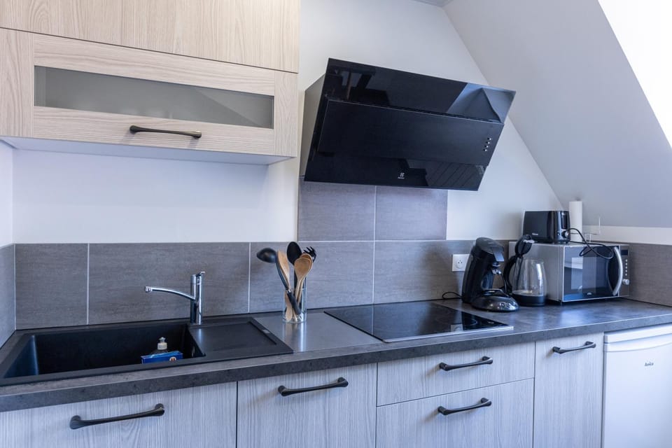 Coffee/tea facilities, Kitchen or kitchenette, stove, toaster