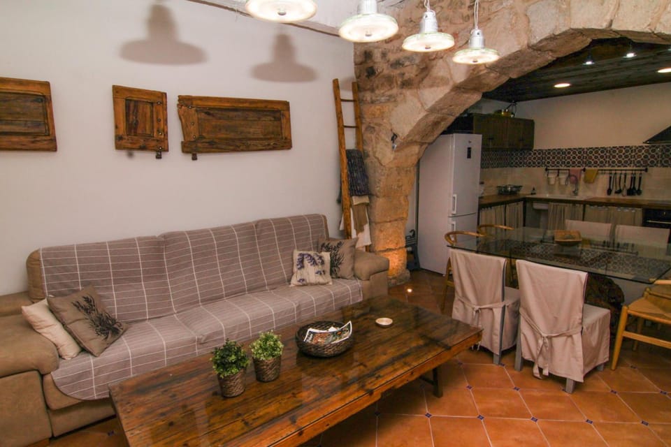 Rails del Temple House in Aragon