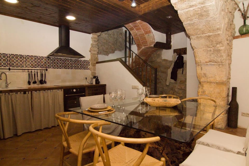 Rails del Temple House in Aragon